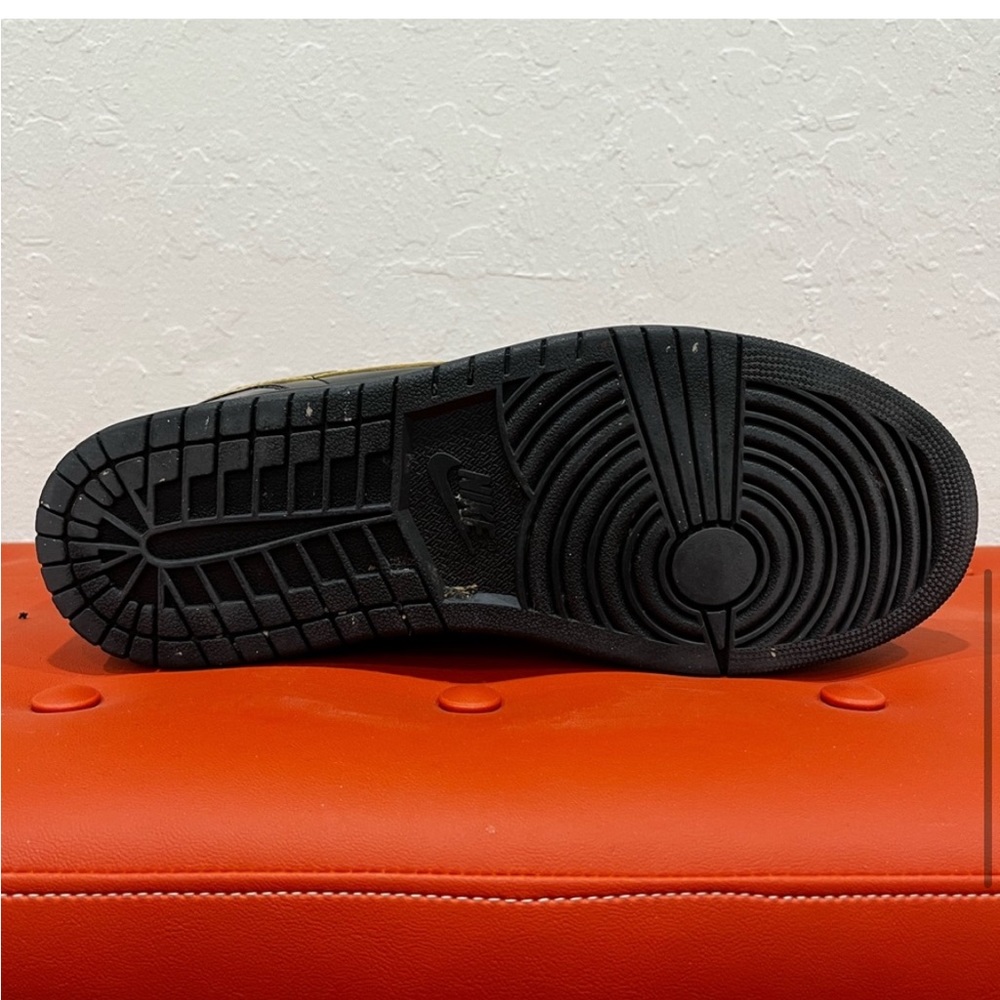 Retro Jordan 1s ‘Metallic Gold’ (08) - Picture 3 of 4